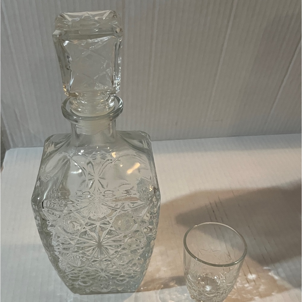 Bormioli Rocco Dedalo Made in Italy. Decanter and 6 Shot Glasses. New in Box.🐠